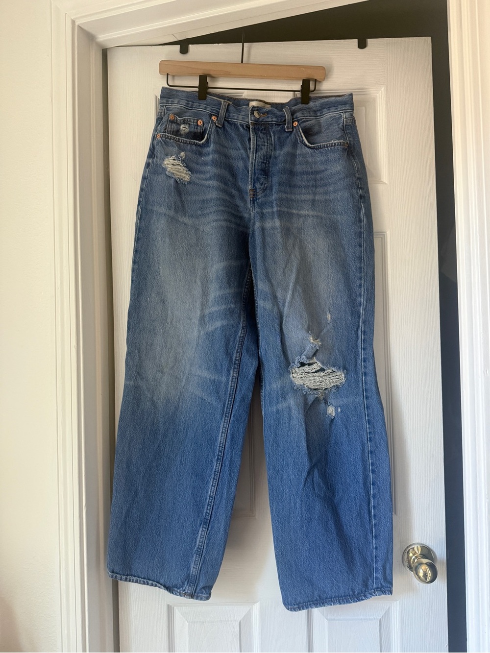 Universal Thread Women’s Straight Leg Distressed Blue Jeans